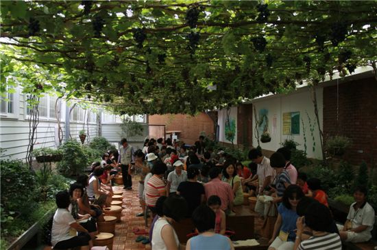 와인족욕을 즐기고 있는 관광객들.