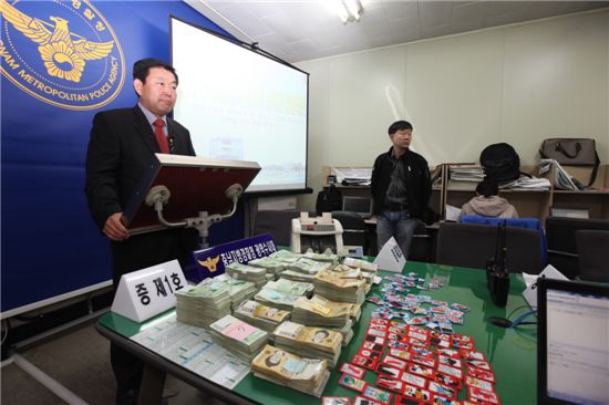 충남지방경찰청 광역수사대 관계자가 도박단 검거내용을 발표하고 있다.