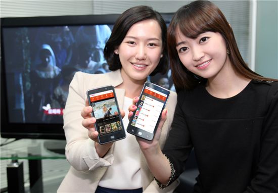 LG유플러스는 실시간 방송과 최신 영화, TV다시보기 등의 VOD를 스마트폰, 태블릿PC 등 다양한 디바이스에서 HD급 고화질로 시청할 수 있는 모바일TV 서비스 ‘U+ HDTV’를 출시한다고 19일 밝혔다. 

  

