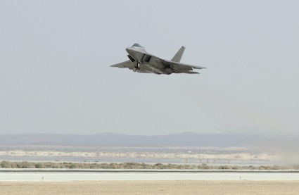 2011년 3월18일 미국 캘리포니아주 에드워즈 공군기지에서 F-22 전투기가 식물성 바이오연료를 싣고 비행 시험에 나서고 있다. 자료사진=미공군