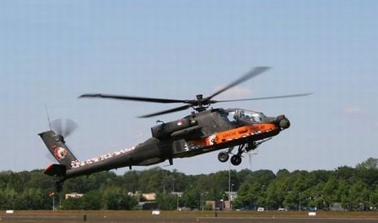 2010년 7월 네덜란드공군 소속 AH-64 헬기가 기존 연료와 바이오연료를 혼합한 항공유를 적재하고 비행하고 있다. 바이오연료의 군사적 이용 연구는 미국 외에 유럽 각국에서도 활발히 이루어지고 있다. 자료사진=네덜란드항공우주연구소
