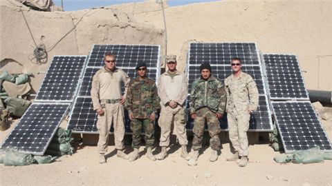 아프가니스탄 헬만드주 잭슨 기지에 설치된 태양광 발전설비. 미 해병대는 아프가니스탄 내 다른 작전기지에도 유사한 시설을 설치했다. 자료사진=미 해병대