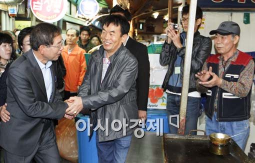 [포토] 시장 상인 만나는 박원순 후보