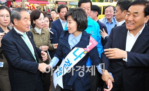 [포토] 시민들 만나는 나경원 후보