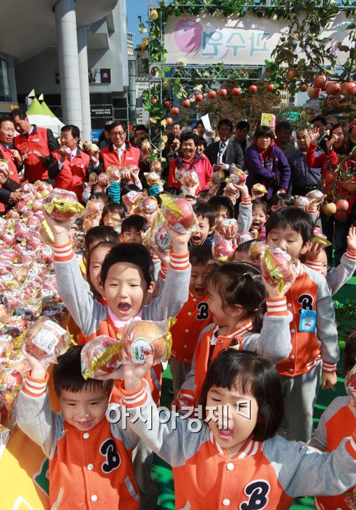[포토] '아이들은 사과를 좋아해'