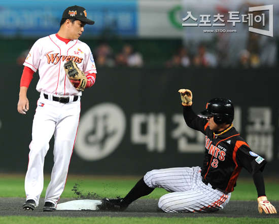 [포토] 전준우 '폭투를 틈타 2루 진루 성공~'