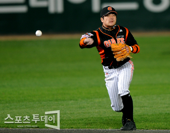 [포토] 문규현 '재빠른 송구'