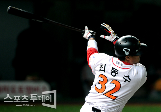 [포토] 최동수 '호쾌한 스윙'