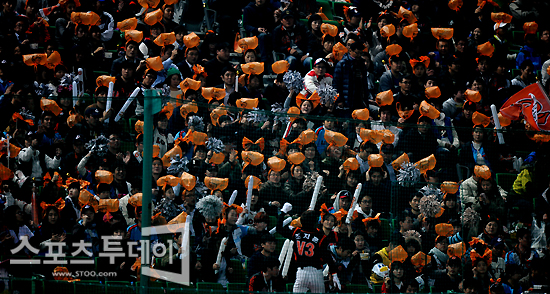 [포토] 3루석 가득 채운 롯데팬들의 주황 물결 
