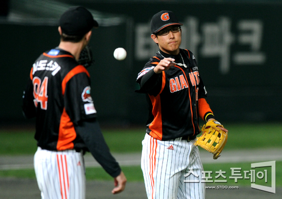 [포토] 사도스키 '황재균, 이번 경기도 명품수비 부탁해'