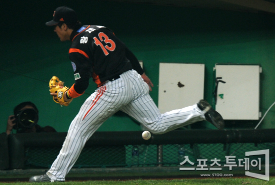 [포토] 황재균 '잡을 수 있었는데'