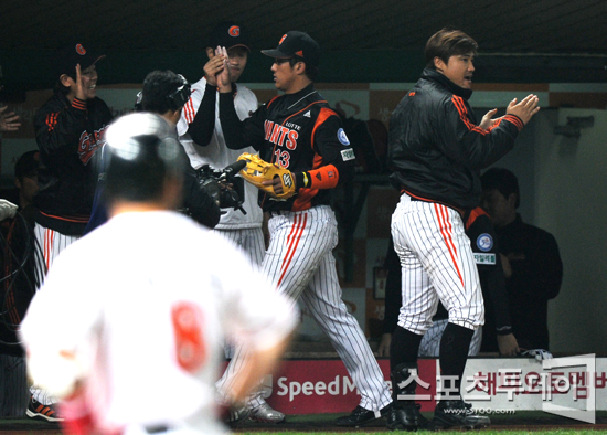 [포토] 황재균 '신들린 수비를 보았나'