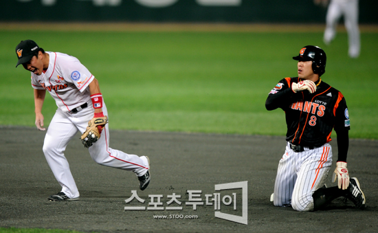 [포토] 정근우 '전준우 잡았다!'