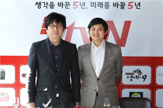 왼쪽부터 송창의 tvN 본부장, 이덕재 tvN 방송기획국장