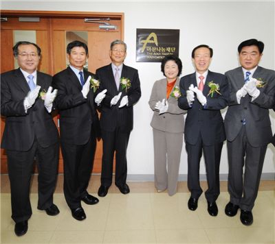 지난 8월 16일 설립 발표를 한 범 현대가(家)의 사회복지재단인 '아산나눔재단'이 20일 서울 종로구 계동 현대빌딩 사무실에서 현판식을 열고 공식 출범했다. (왼쪽부터) 한정화 한양대 교수, 최길선 전 현대중공업 사장, 정진홍 서울대 명예교수, 김태현 성신여대 교수, 이석연 변호사, 권오갑 현대오일뱅크 사장. <사진제공=아산나눔재단>