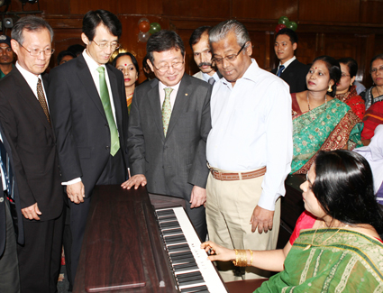 김의기 부영그룹 사장이 20일 방글라데시 수도 디카에 있는 교육부 'LGED홀‘에서 압사룰 아민 방글라데시 교육부장관과 함께 부영이 기증한 디지털 피아노를 연주하는 학생을 지켜보고 있다.
