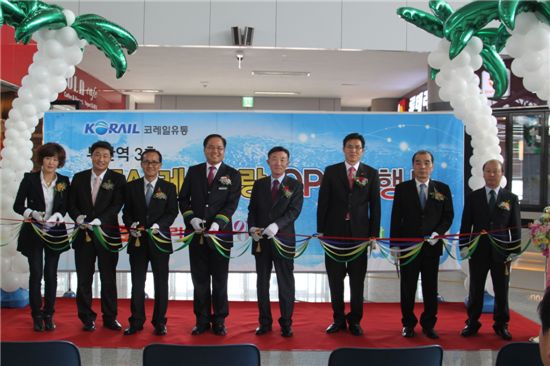 부산역 3층 식당가 오픈식에서 내빈들이 축하테이프를 자르고 있다.