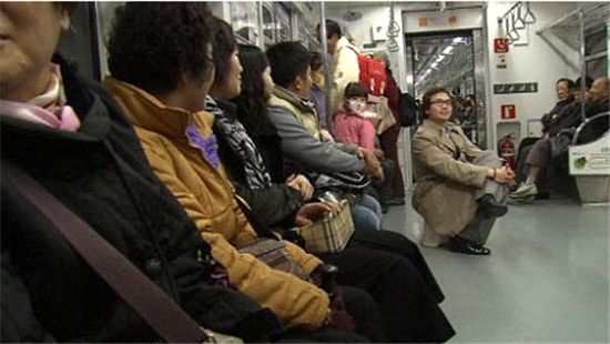 지하철 자리 앉는 비법…"포커페이스가 필수에요!"