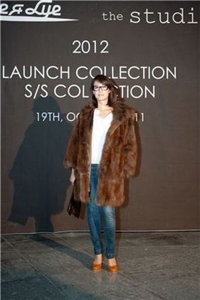 안경이 잘 어울리는 배우 김지호.