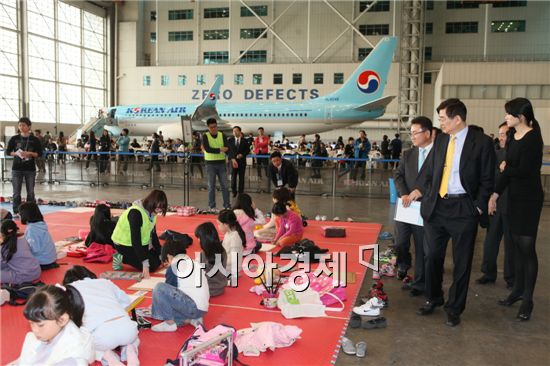 22일 대한항공 공항동 격납고에서 열린 '내가 그린 예쁜 비행기' 행사에서 어린이들이 실력을 뽐내고 있다. 조양호 한진그룹 회장(오른쪽 두번째)과 조현민 대한항공 통합커뮤니케이션실 상무(오른쪽 첫번째)가 행사장을 둘러보고 있다.