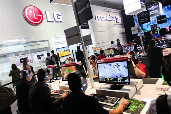 게이머들이 미국 애너하임 컨벤션 센터내에서 펼쳐지고 있는 블리즈콘 행사에서 LG전자의 3D 모니터를 통해 스타크래프트 3D 게임을 직접 체험하고 있다. 
