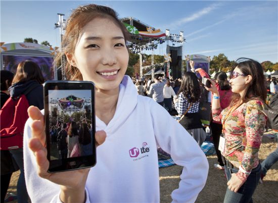 LG유플러스가 22일과 23일 서울 올림픽공원에서 열린 ‘그랜드 민트 페스티발(Grand Mint Festival) 2011’에서 관람객들을 대상으로 U+ LTE 체험존을 운영했다. 사진은 GMF 2011 공연을 개인방송 서비스 ‘나는PD 비디오톡’으로 감상하는 모습.

