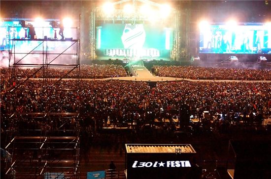 현대자동차는 22일 서울 잠실 주경기장에서 4만여 명의 고객이 함께한 가운데 신형 i30 체험 이벤트와 쇼케이스 전시, 2NE1을 비롯한 인기가수의 공연 등이 함께 한 페스티벌 ‘i★FESTA(아이 페스타)’를 개최했다.