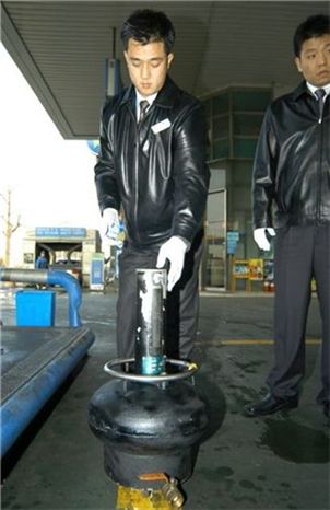 현대오일뱅크 주유소 품질점검팀이 서울시내 한 주유소를 방문해 석유제품 품질과 주유기 정량 판매를 점검하고 있다.