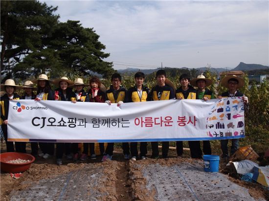 ▲CJ오쇼핑 신입사원 30여명이 22일 경기도 안성에서 봉사활동을 펼치고 기념촬영을 하고 있다.