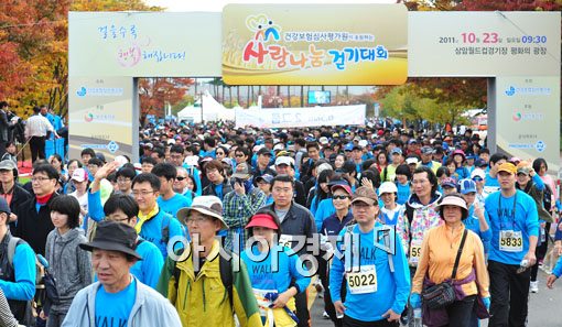 [포토] 은빛 억새와 어우러진 걷기대회