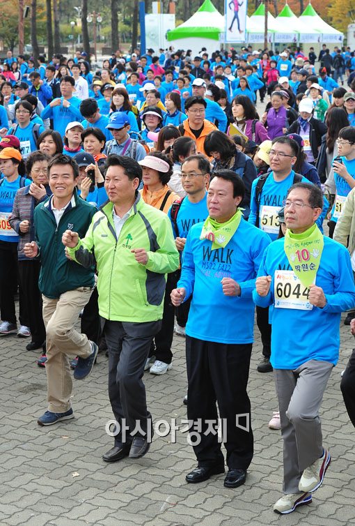 [포토] 선거 운동 시작전(?) 몸 푸는 박원순 후보