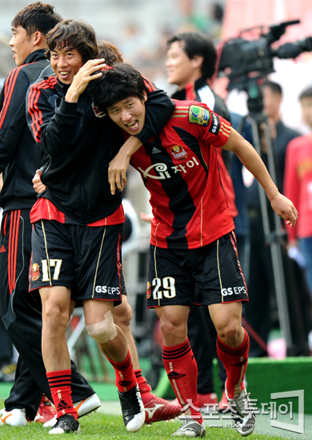 [포토] 동점골 김태환 '숨막혀'