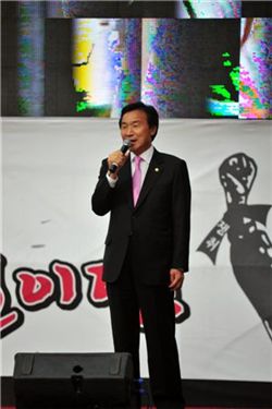 ▲외환은행 노동조합 주최로 23일 서울 을지로서 열린 '론스타 징벌매각 촉구대회'에 참석한 손학규 민주당 대표