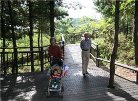 북한산 자락길에 '무장애숲길' 개통