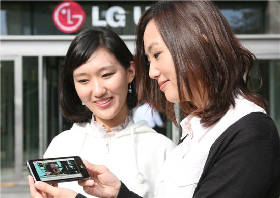 LG유플러스가 본격적인 4G LTE 스마트폰 출시에 맞춰 클라우드 기반 N스크린 서비스 U+Box(www.uplusbox.co.kr)를 HD급 고화질 콘텐츠 중심으로 업그레이드한 ‘U+Box 2.0’ 서비스를 선보인다.

  

