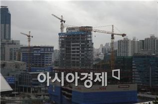 최근 몇년새 꾸준한 공급량으로 부산 주택시장 열기도 차츰 수그러드는 분위기다. 부산 곳곳에서는 신축 건물들이 모습을 드러내고 있다. 