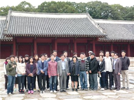 희림 임직원이 지난 21일 서울 종로구에 위치한 종묘를 찾아 환경정화 등 문화재 지킴이 봉사활동을 펼쳤다.
