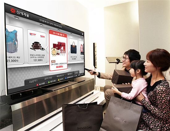 삼성스마트TV를 통해 전자상거래 서비스 쇼핑앱을 시연하는 모습

