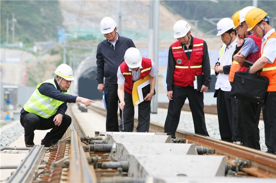 허준영(맨 왼쪽) 코레일 사장이 경부고속철도 2단계 공사현장을 점검하고 있다.