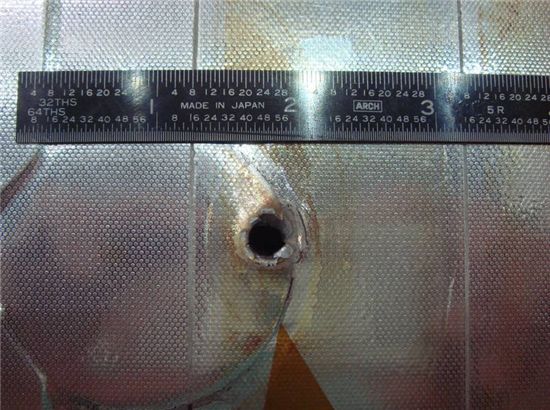 우주왕복선 엔데버호에 뚫린 구멍. 2007년 국제우주정거장(ISS) 왕복 임무 수행 중 우주쓰레기와 충돌해 라디에이터 패널에 직경 5.5mm가량의 구멍이 났다. (자료 NASA)