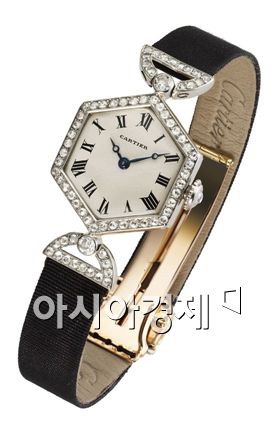 여성용 손목 시계  - 1917년 작품특이한 육각형 케이스에 검은 줄이 고혹적이다. 플래티늄, 옐로우골드, 핑크골드, 다이아몬드가 세팅이 돋보인다. 