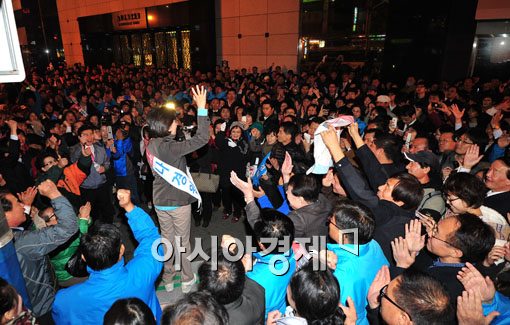 [포토] "나경원 후보, 얼굴 한번 보자"