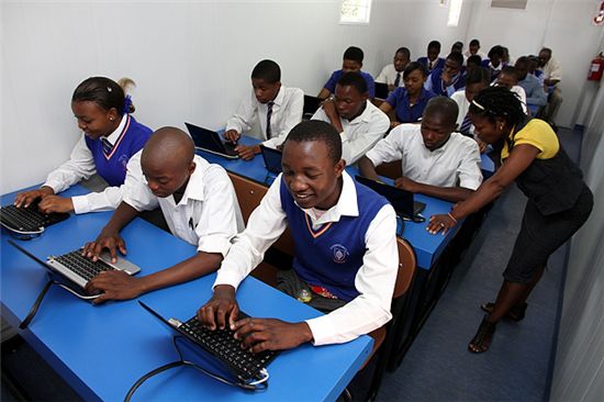삼성전자가 25일(현지시간) 남아프리카공화국 복스버그에서 공개한 '태양광 인터넷 스쿨' 1호의 모습.

