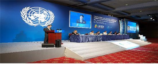 UN-GGIM창립총회에서 ’서울선언문‘을 제안하는 권도엽 국토해양부장관
