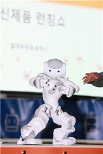 2010년 행사에서 신제품 론칭쇼에 나타난 로봇
