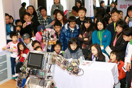 2010년 행사에서 어린들이 로봇의 시연을 보고 있다.