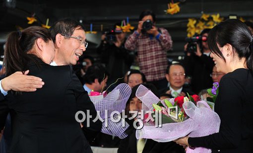 [포토] 지지자들에게 꽃다발 받는 박원순 당선자