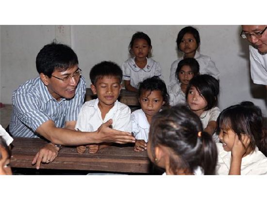 안희정 충남도지사가 캄보디아 스라스랑초등학교를 찾아 아이들과 대화하고 있다.