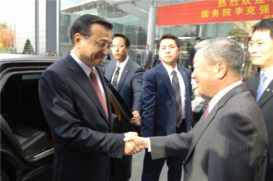 리커창 부총리와(왼쪽) 구본무 LG 회장이 LG전자 서초 R&D센터 앞에서 인사를 나누고 있다.
