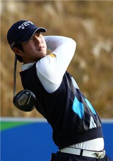  김도훈이 NH농협오픈 첫날 14번홀에서 티 샷한 볼을 바라보고 있다. 사진=KGT제공